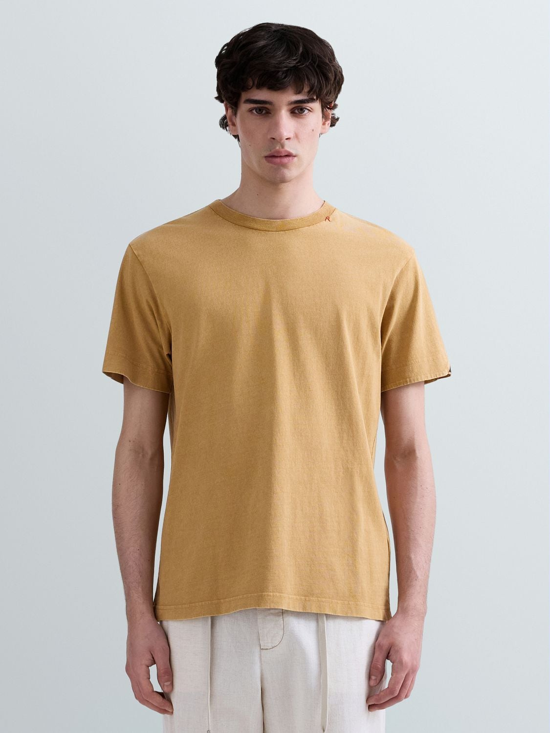 JERSEY-T-SHIRT MIT R-STICKEREI AM KRAGEN