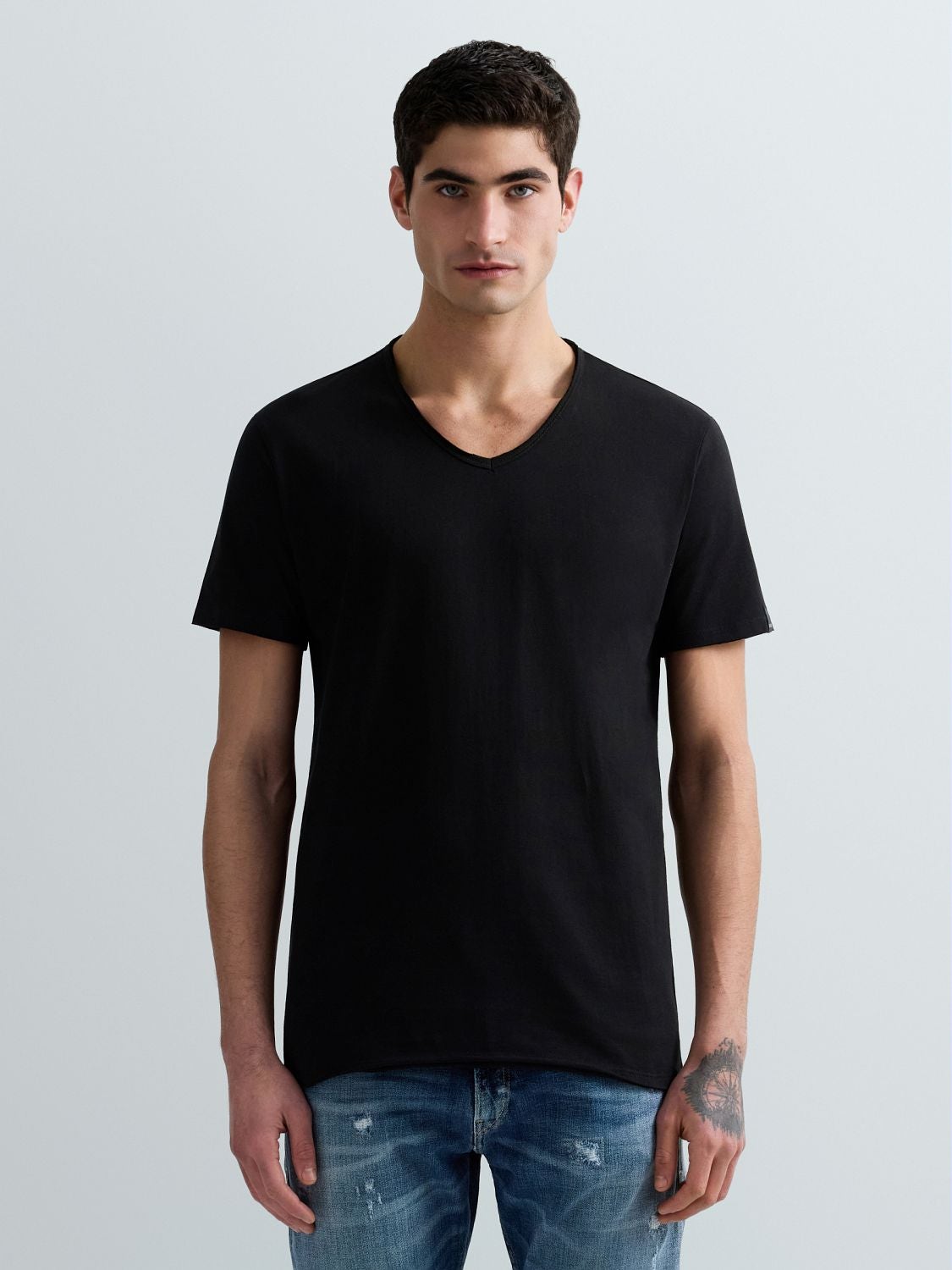 REPLAY BAUMWOLL-T-SHIRT MIT V-AUSSCHNITT M3591A.000.2660 BLACK 2