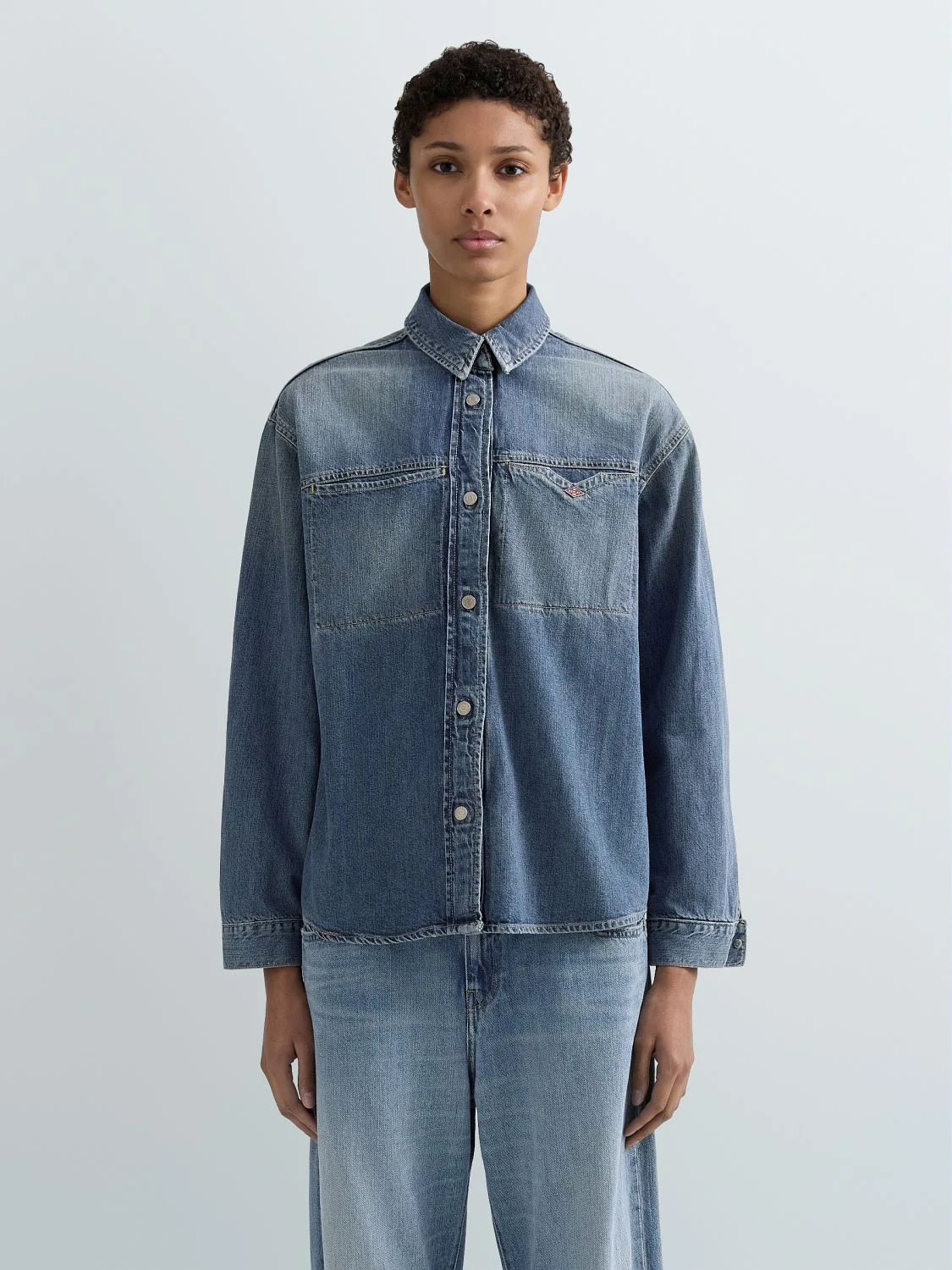 REPLAY OVERSIZE-BLUSE AUS DENIM AUS BAUMWOLLE UND HANF W2439 .000.270 165 MEDIUM BLUE 2