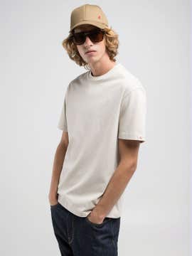 T-SHIRT IN LOCKERER PASSFORM MIT STICKEREI