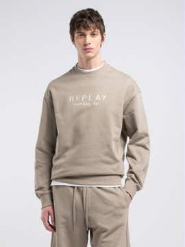 SWEATSHIRT IN LOCKERER PASSFORM MIT SCHRIFTZUG