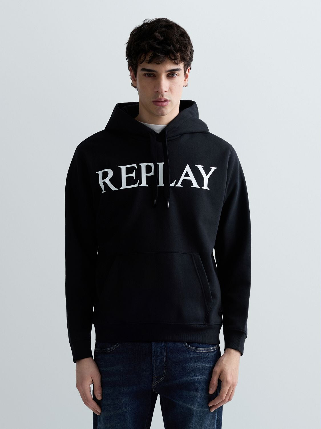 SWEATSHIRT MIT KAPUZE UND SCHRIFTZUG