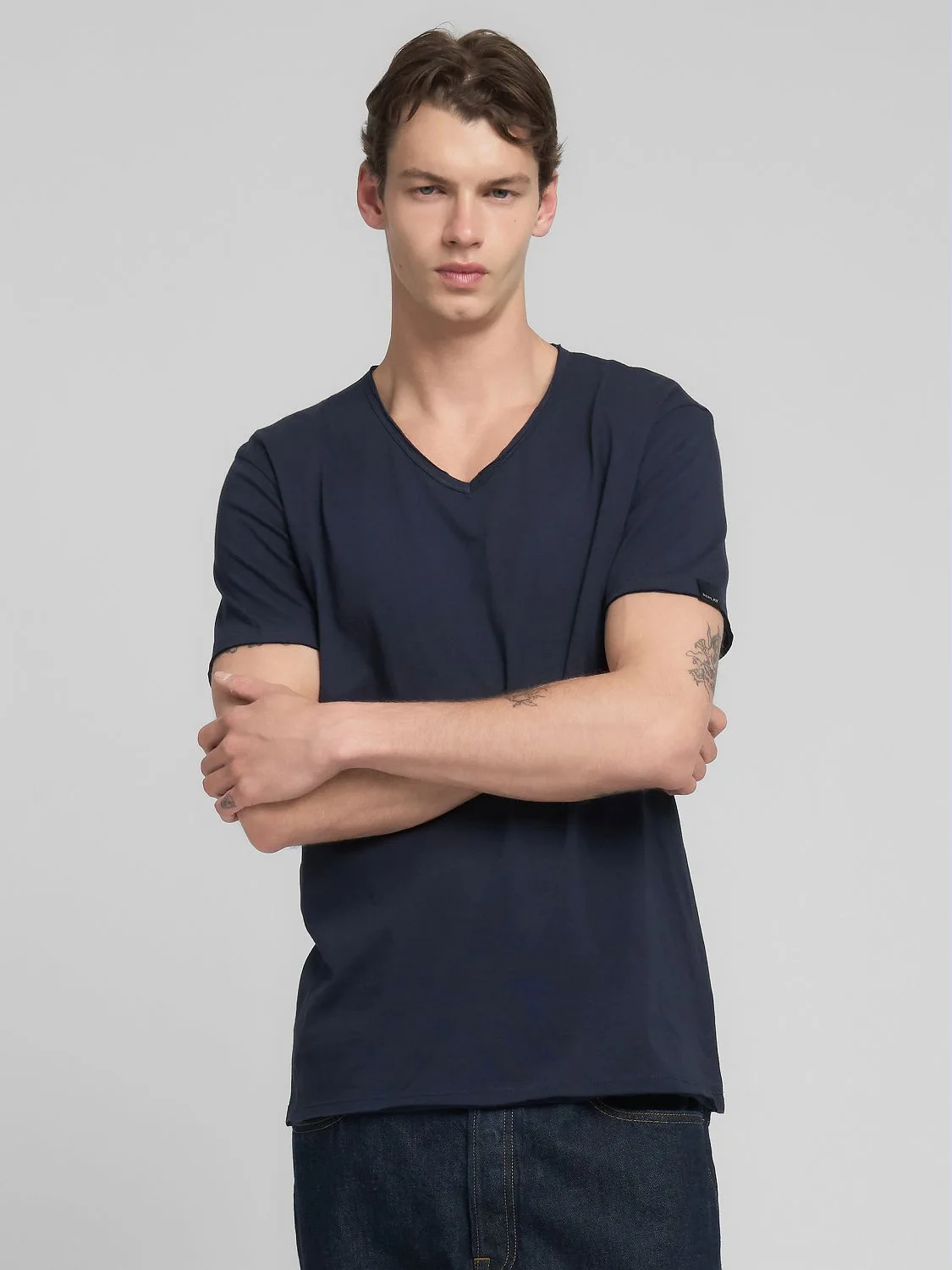 REPLAY BAUMWOLL-T-SHIRT MIT V-AUSSCHNITT M3591A.000.2660 NIGHT BLUE... 2