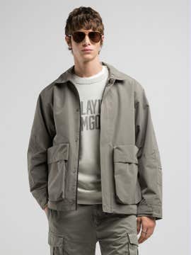 JACKE MIT CARGOTASCHEN