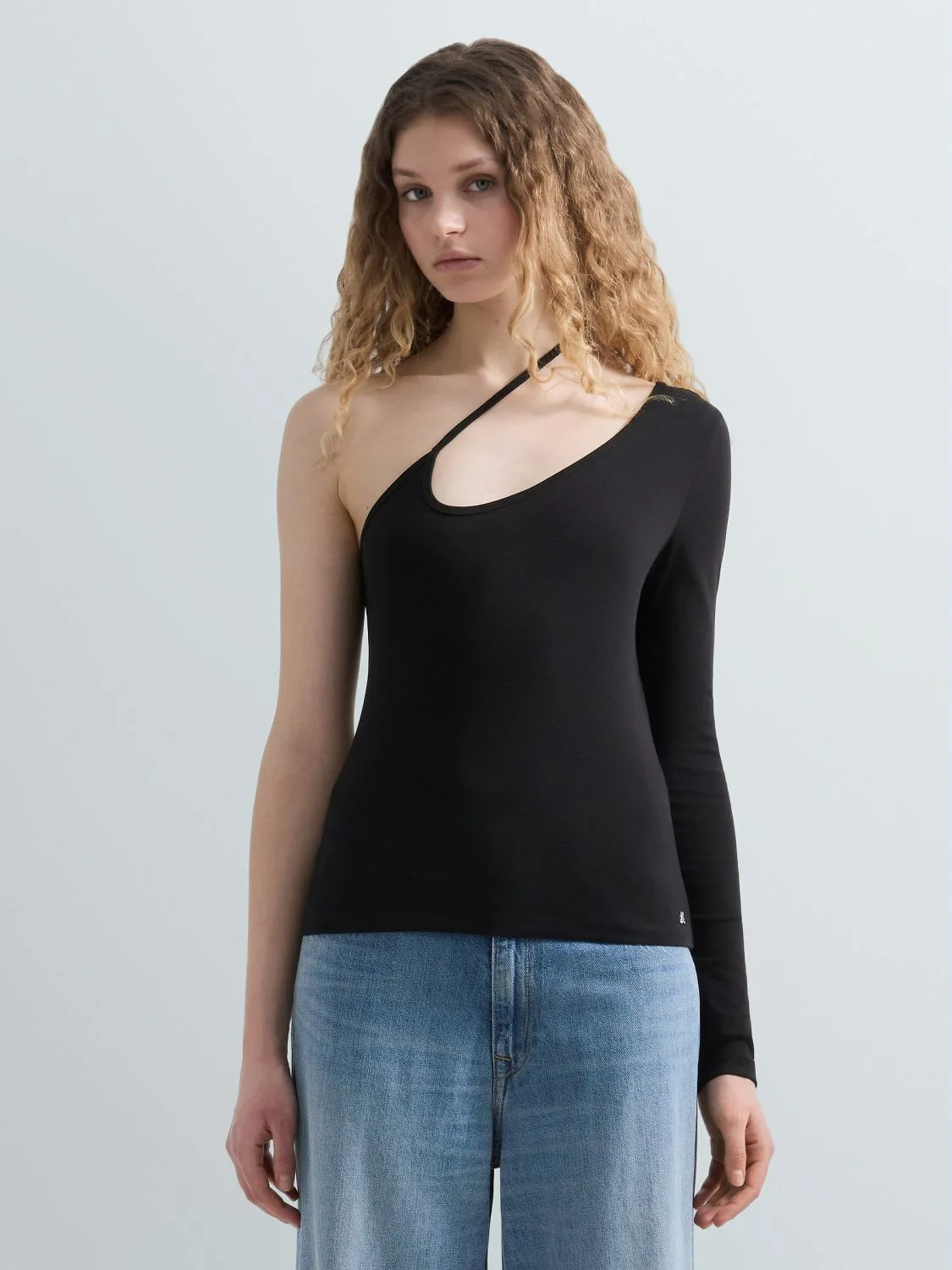 GERIPPTES ONE-SHOULDER-T-SHIRT