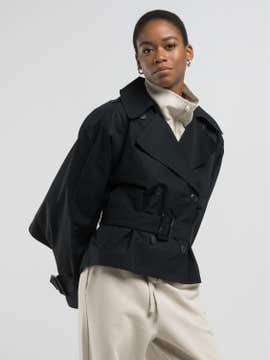 KURZER TRENCHCOAT IN LOCKERER PASSFORM