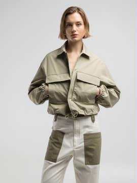 CROPPED-JACKE MIT GROßEN TASCHEN