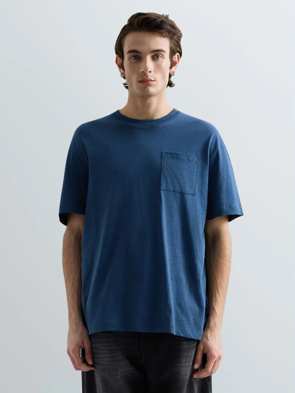 T-SHIRT AUS BAUMWOLLE UND LEINEN MIT BRUSTTASCHE