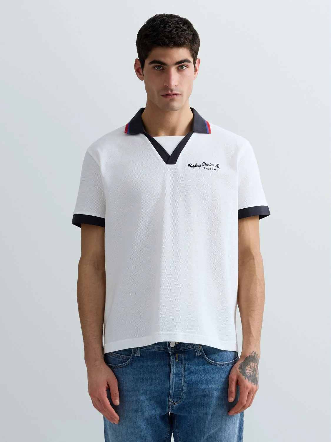 POLOSHIRT MIT STICKEREI UND KONTRASTIERENDEN KANTEN