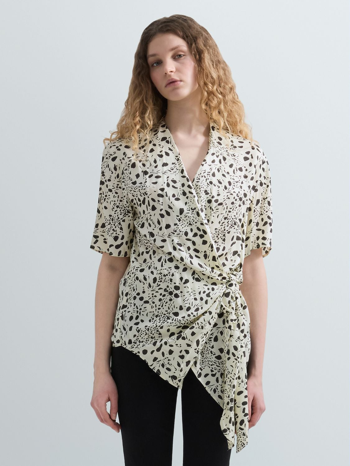 REPLAY BLOUSE WITH ALL-OVER DESIGN W2377 .000.75092 BUTTER/BLACK 2