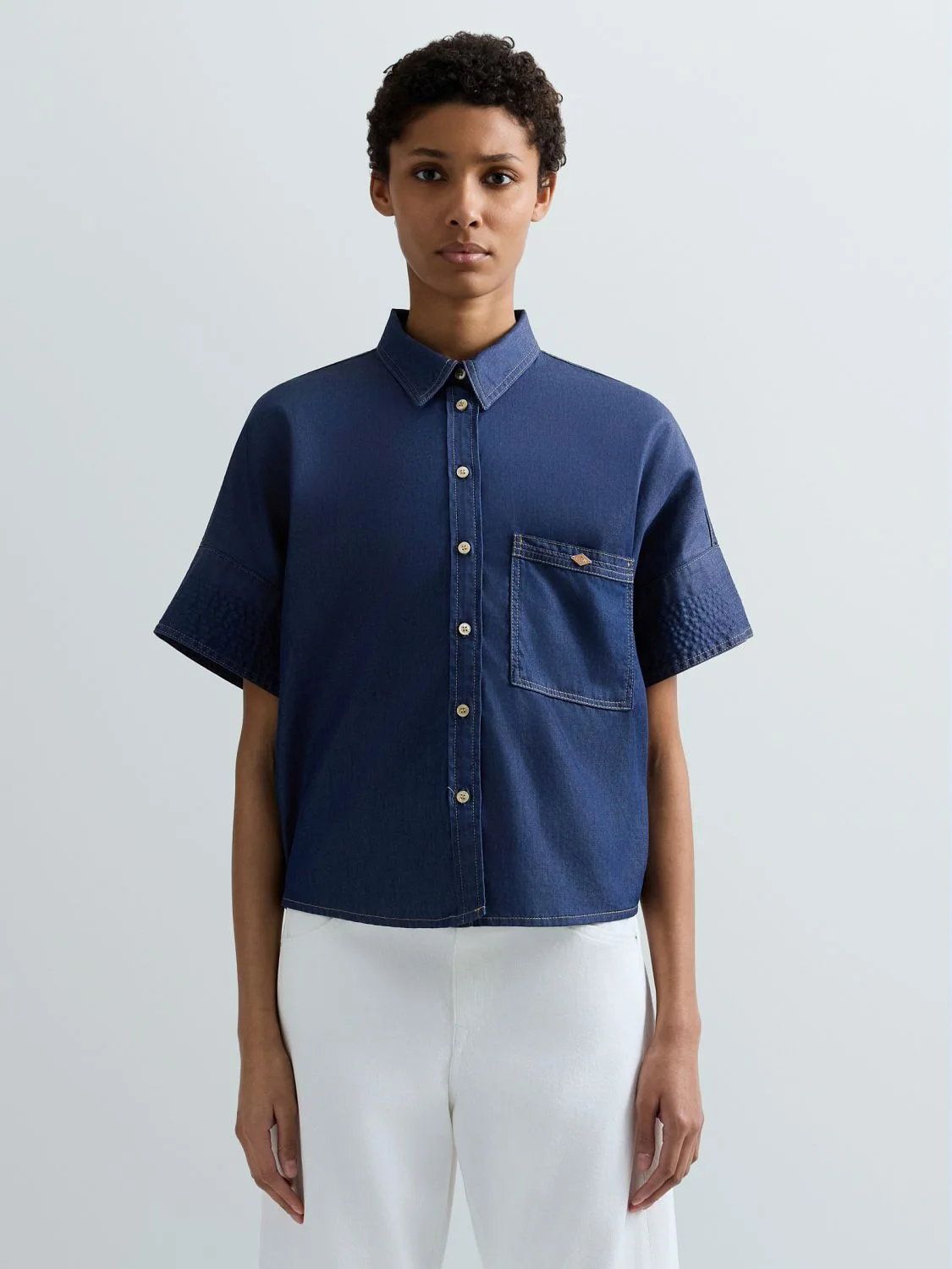 REPLAY SHORT-SLEEVED DENIM SHIRT WITH BREAST POCKET W2433 .000.242 07 DARK BLUE 2