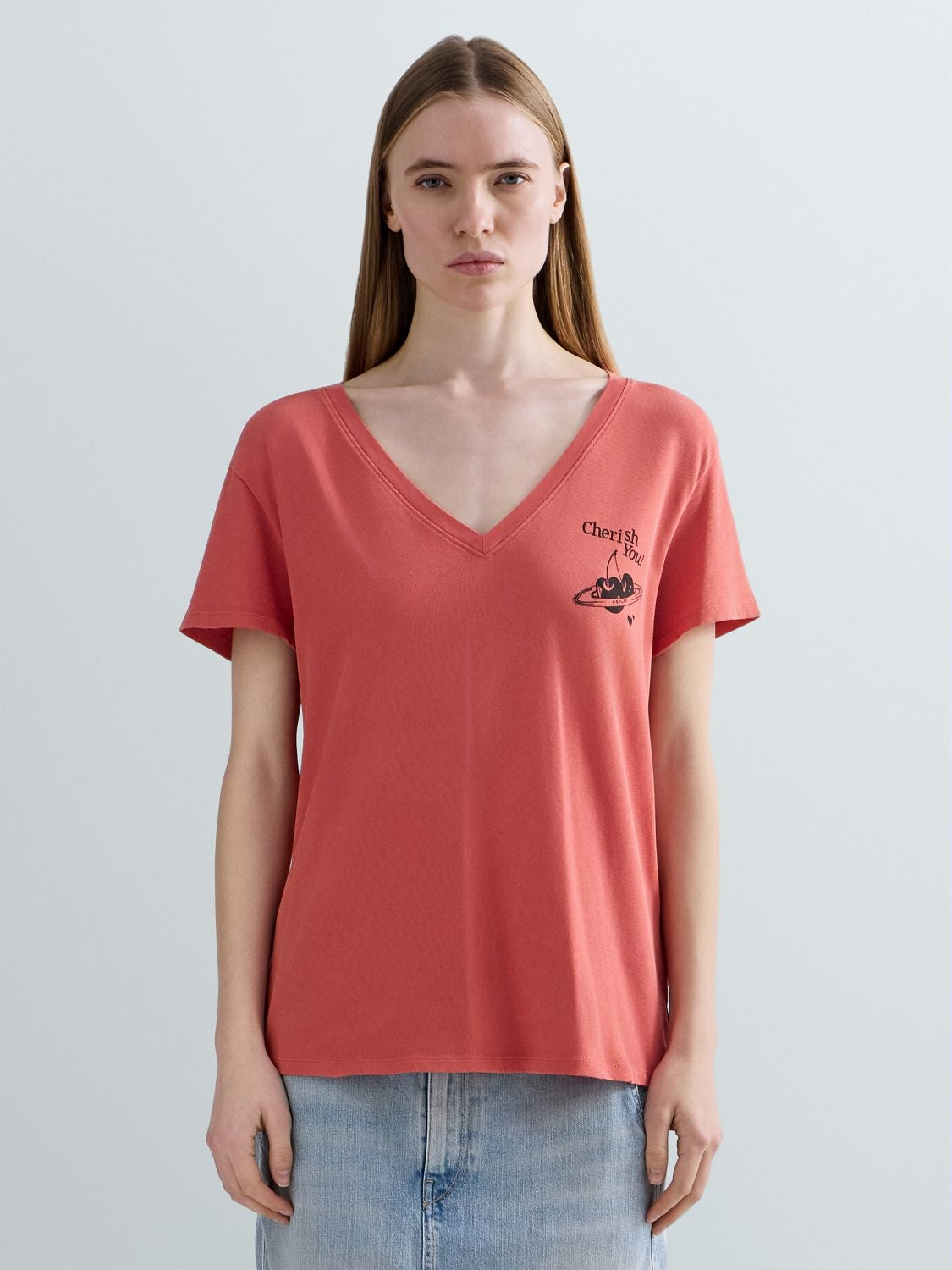 OVERSIZE-T-SHIRT MIT V-AUSSCHNITT UND MINI-PRINT