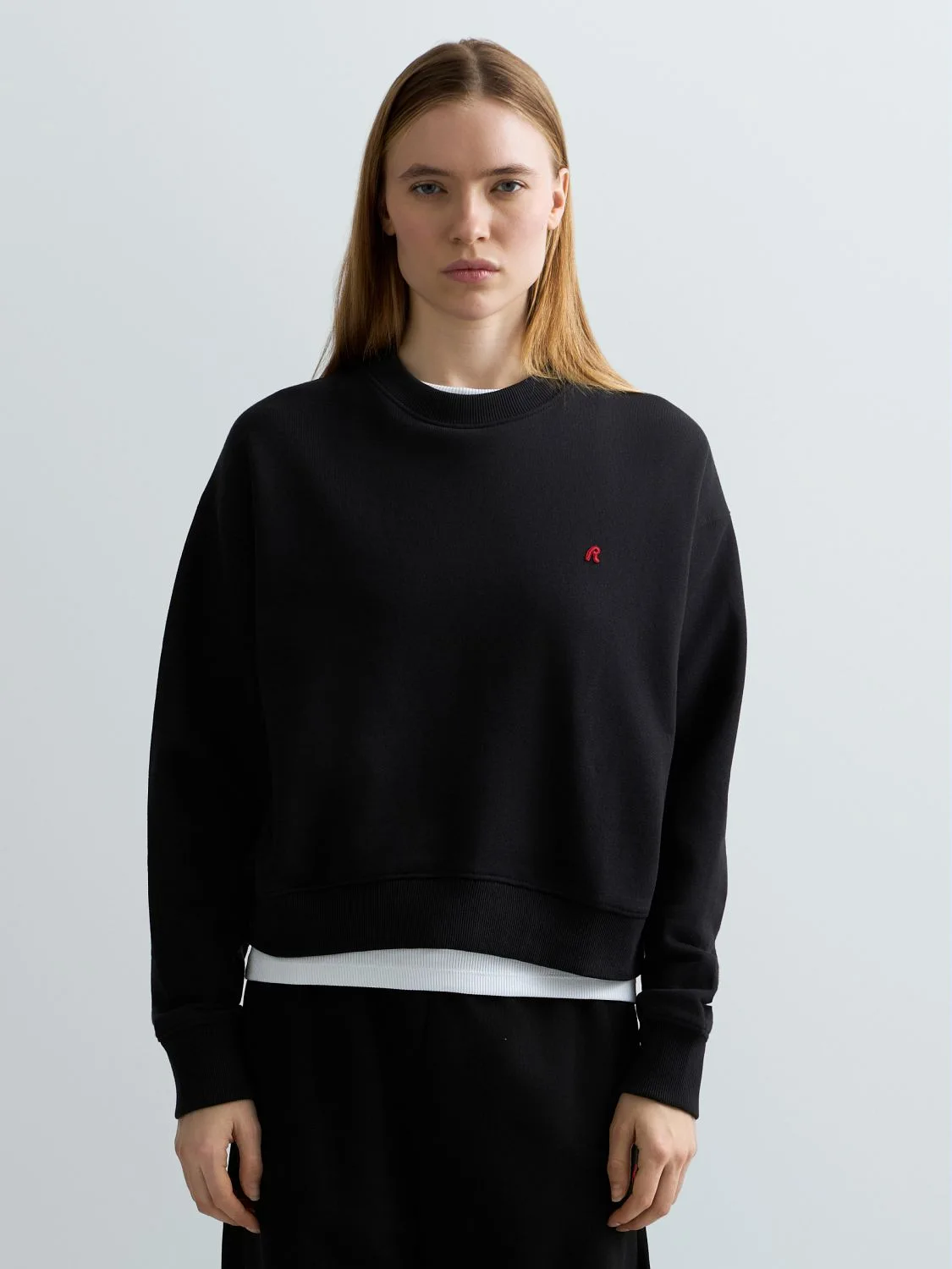 REPLAY LONG-SLEEVED SWEATSHIRT WITH R EMBROIDERY W3461C.000.23802 BLACK 2