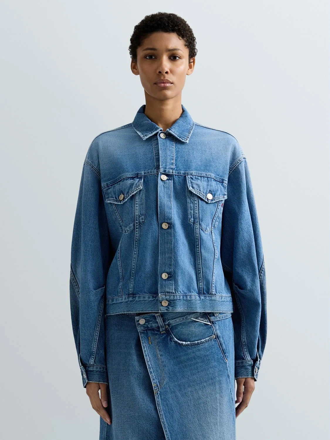 REPLAY TWO-TONE DENIM RELAXED-FIT JACKET W7997 .000.10374 MEDIUM BLUE 2