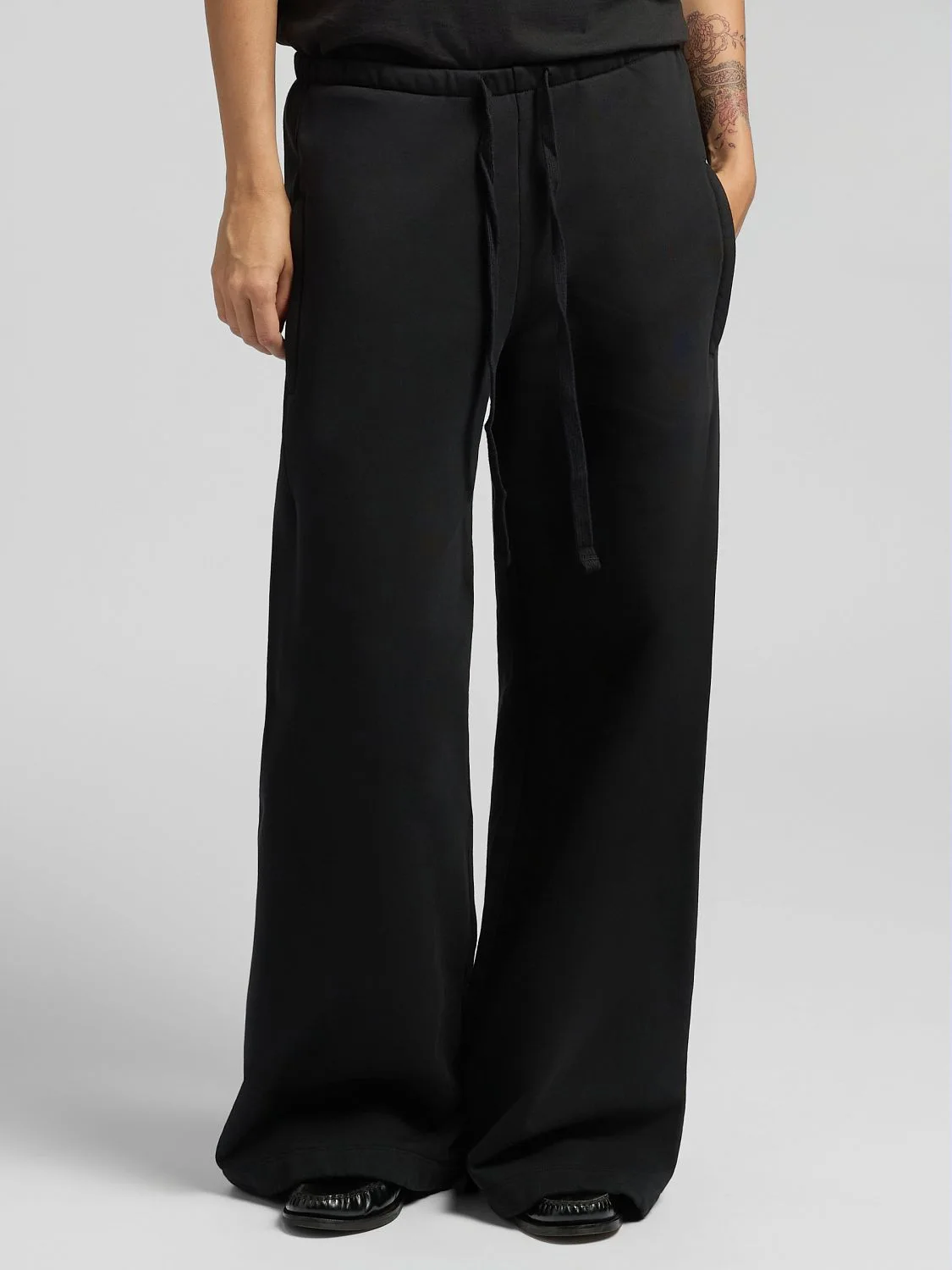 REPLAY WIDE-LEG SPORTS TROUSERS WITH DRAWSTRING W8159C.000.23942 BLACK 2