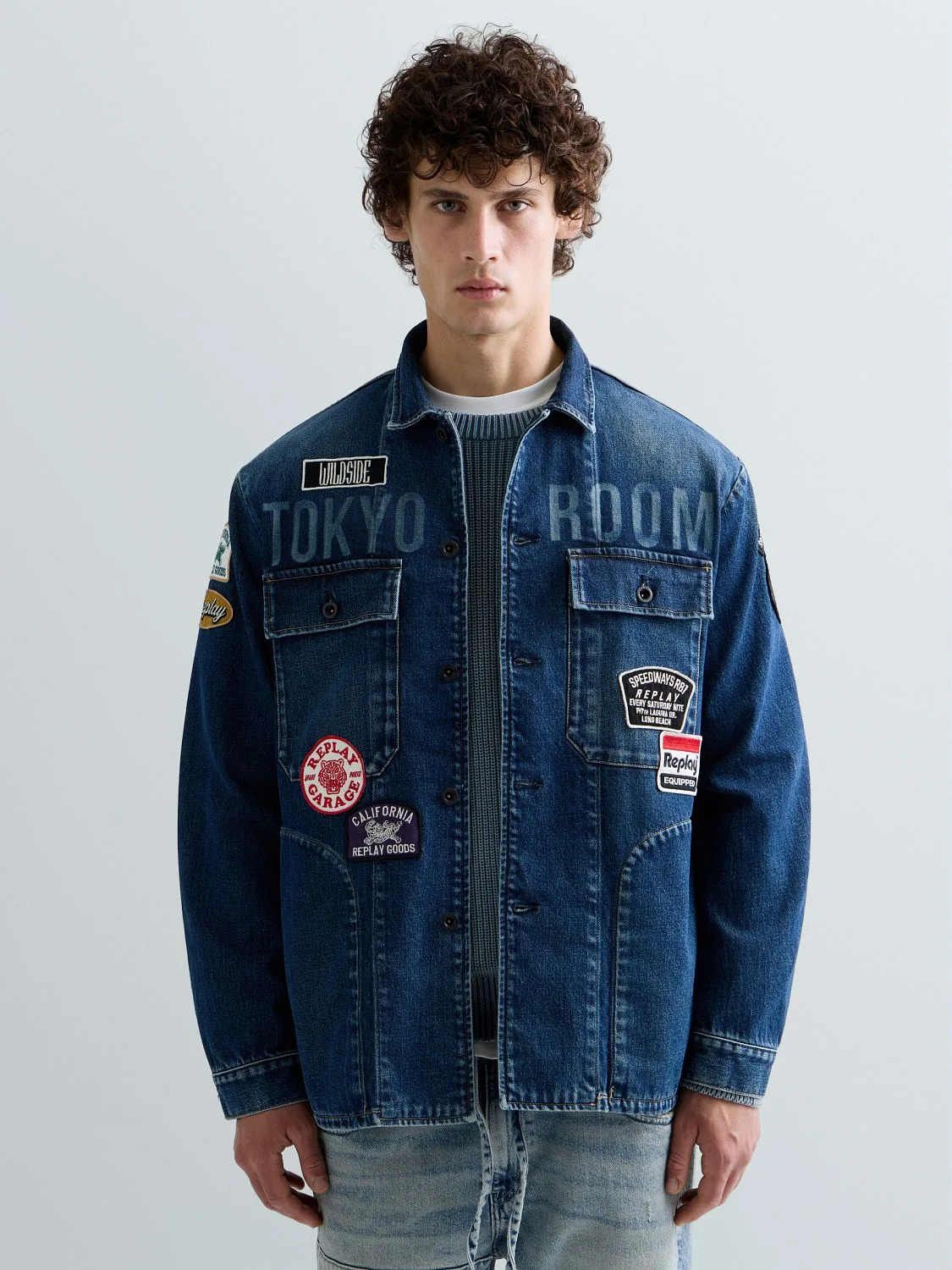 REPLAY DENIM JACKET WITH PATCHES M13MD .0PL.795 22F MEDIUM BLUE 2