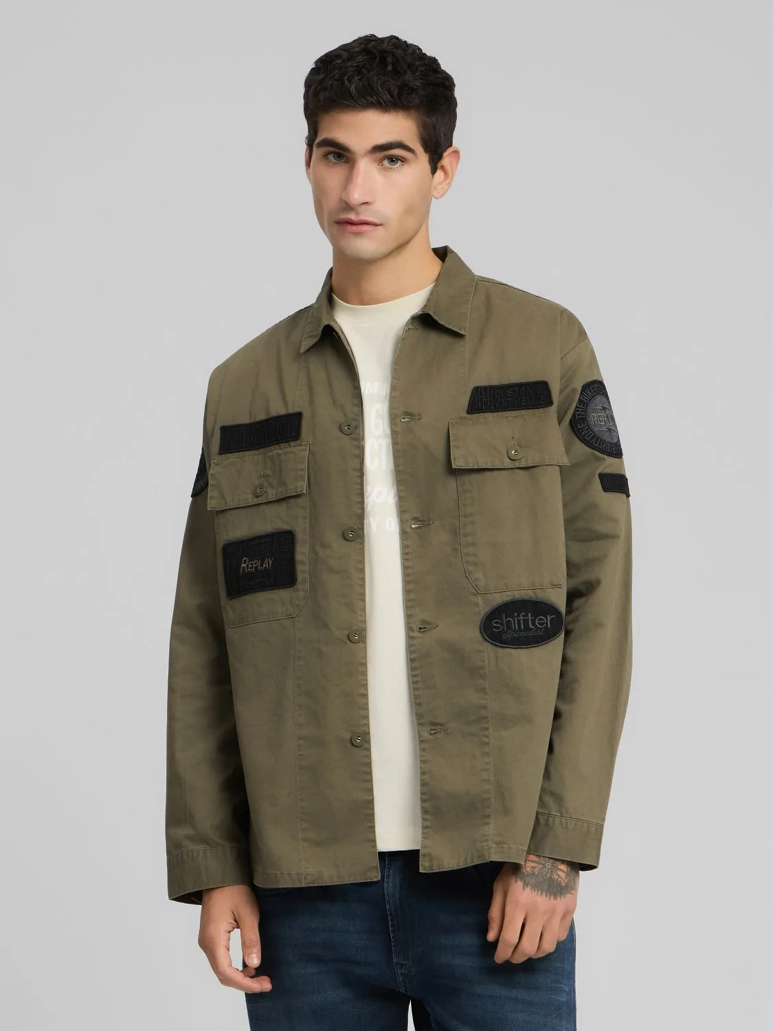 REPLAY VESTE-CHEMISE COUPE REGULAR AVEC ÉCUSSON M8445B.000.85172 MUD 2
