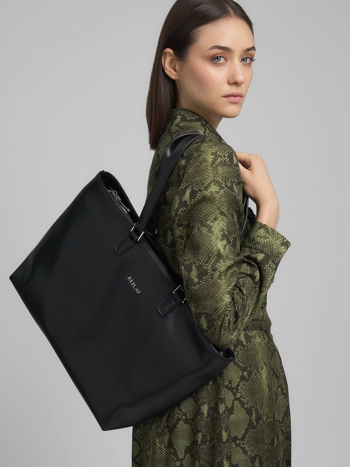 Solid-colour shopper with logo Black | Replay Jeans