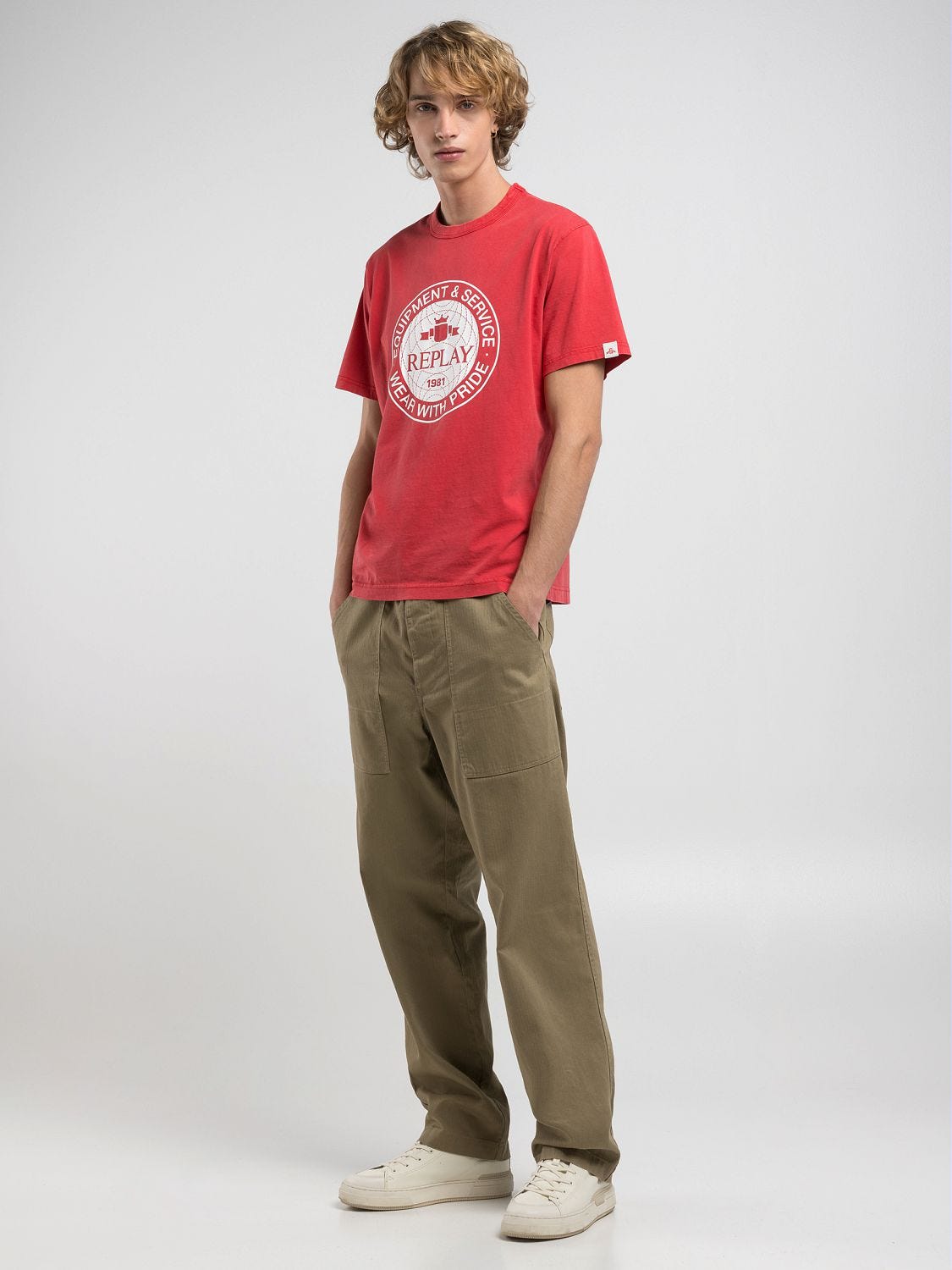 送料込★REPLAY★M3030.000.23806GTシャツ Regular-fit t-shirt with circular print Imperial red