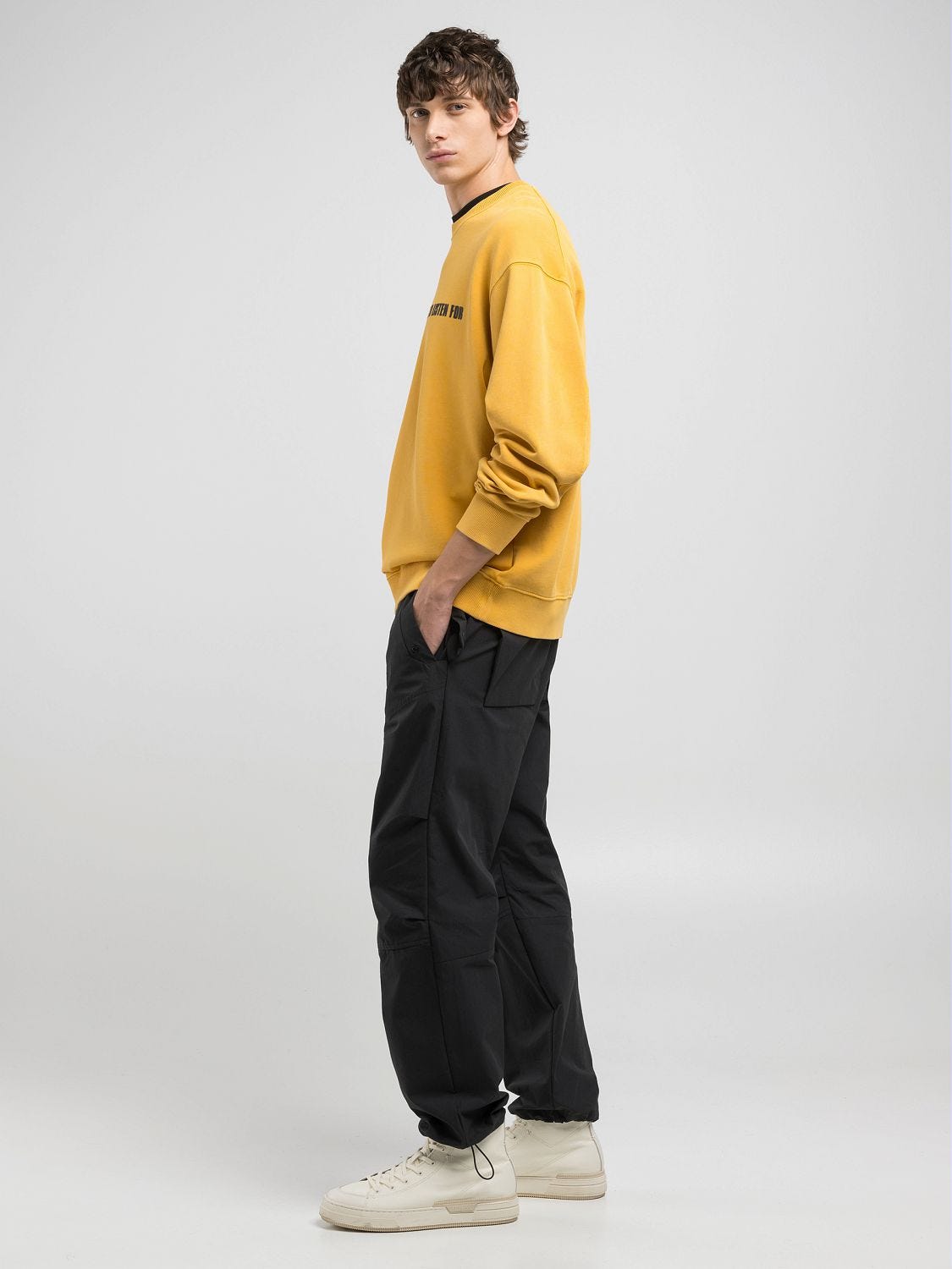 送料込★REPLAY★M3082.000.23688H スウェットシャツ Crew-neck sweatshirt with lettering print Ochre | Replay Jeans