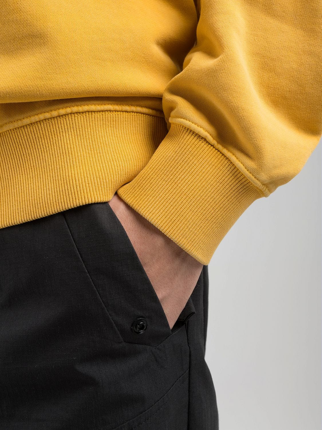 送料込★REPLAY★M3082.000.23688H スウェットシャツ Crew-neck sweatshirt with lettering print Ochre | Replay Jeans