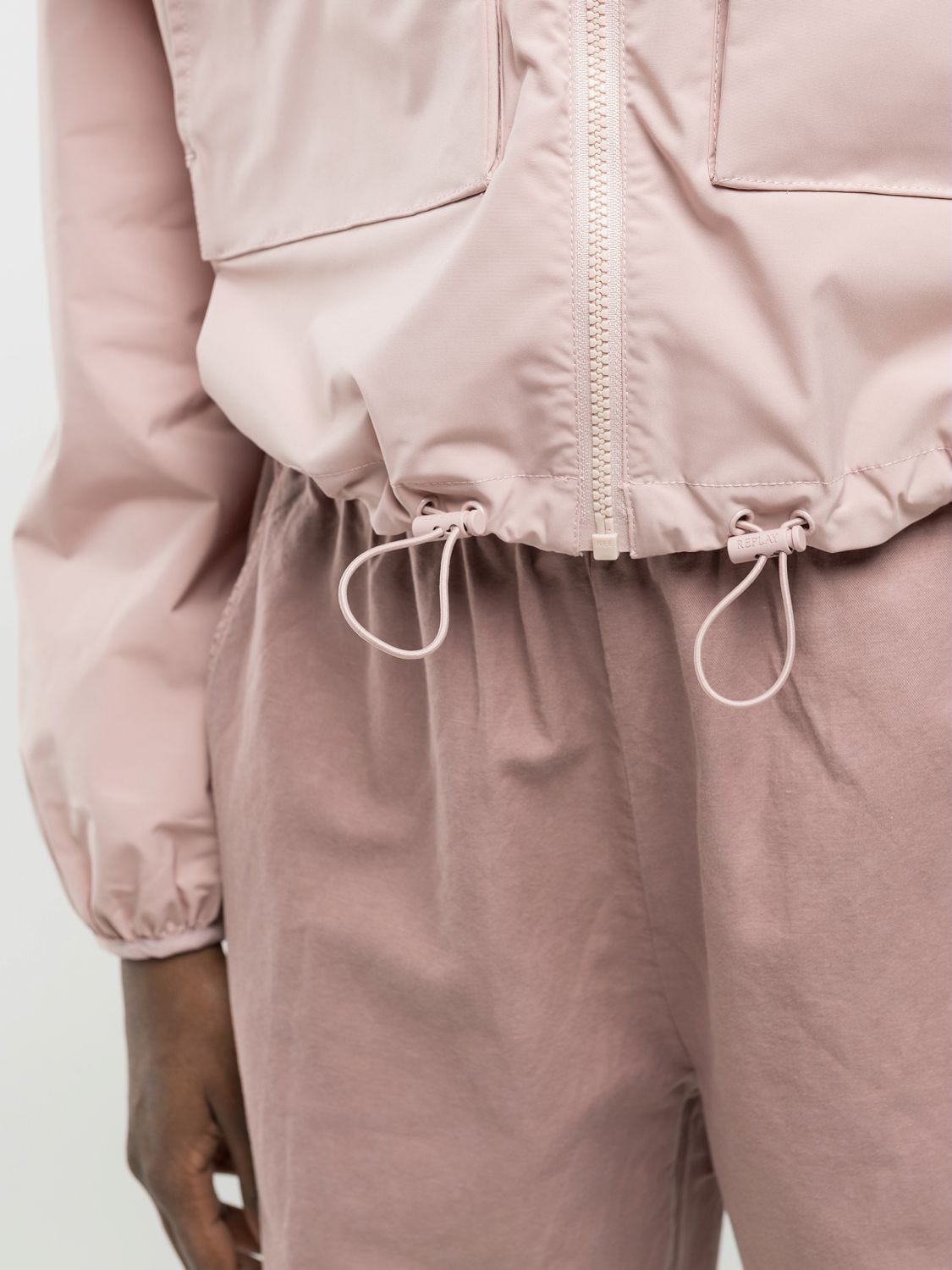 Cropped jacket with maxi-pockets Powder rose | Replay Jeans