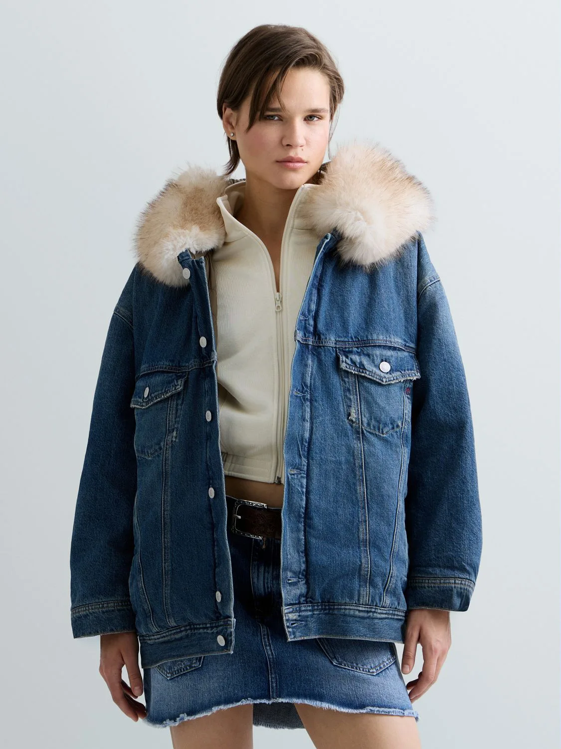 REPLAY OVERSIZED DENIM JACKET WITH FAUX FUR W0007 .000.800 23B MEDIUM BLUE 2