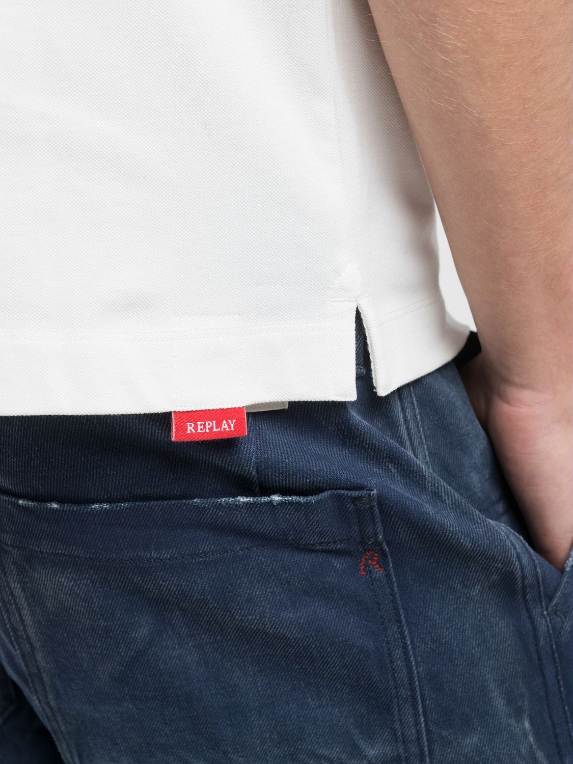 送料込★REPLAY★M6923.000.23736P フルジップスウェットシャツ Regular-fit polo-shirt with embroidery Off white | Replay Jeans