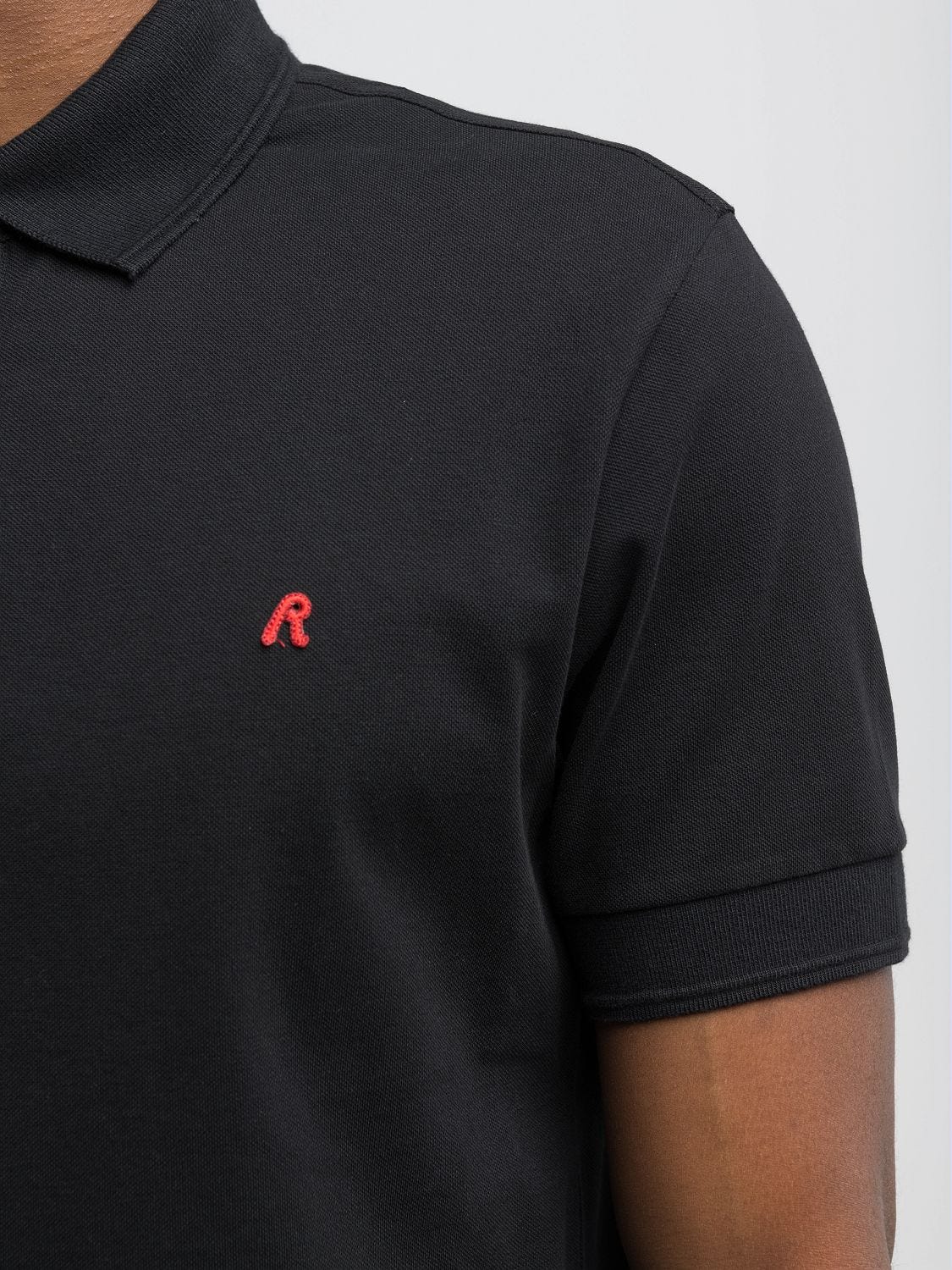送料込★REPLAY★M6892A.000.20623 ポロシャツ Regular-fit polo-shirt with embroidery Black | Replay Jeans