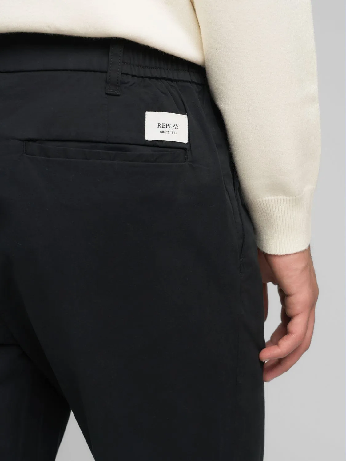 送料込★REPLAY★M9848A.000.23158G.998 ズボン Rbj.981 tapered-fit shorts Dark blue | Replay Jeans
