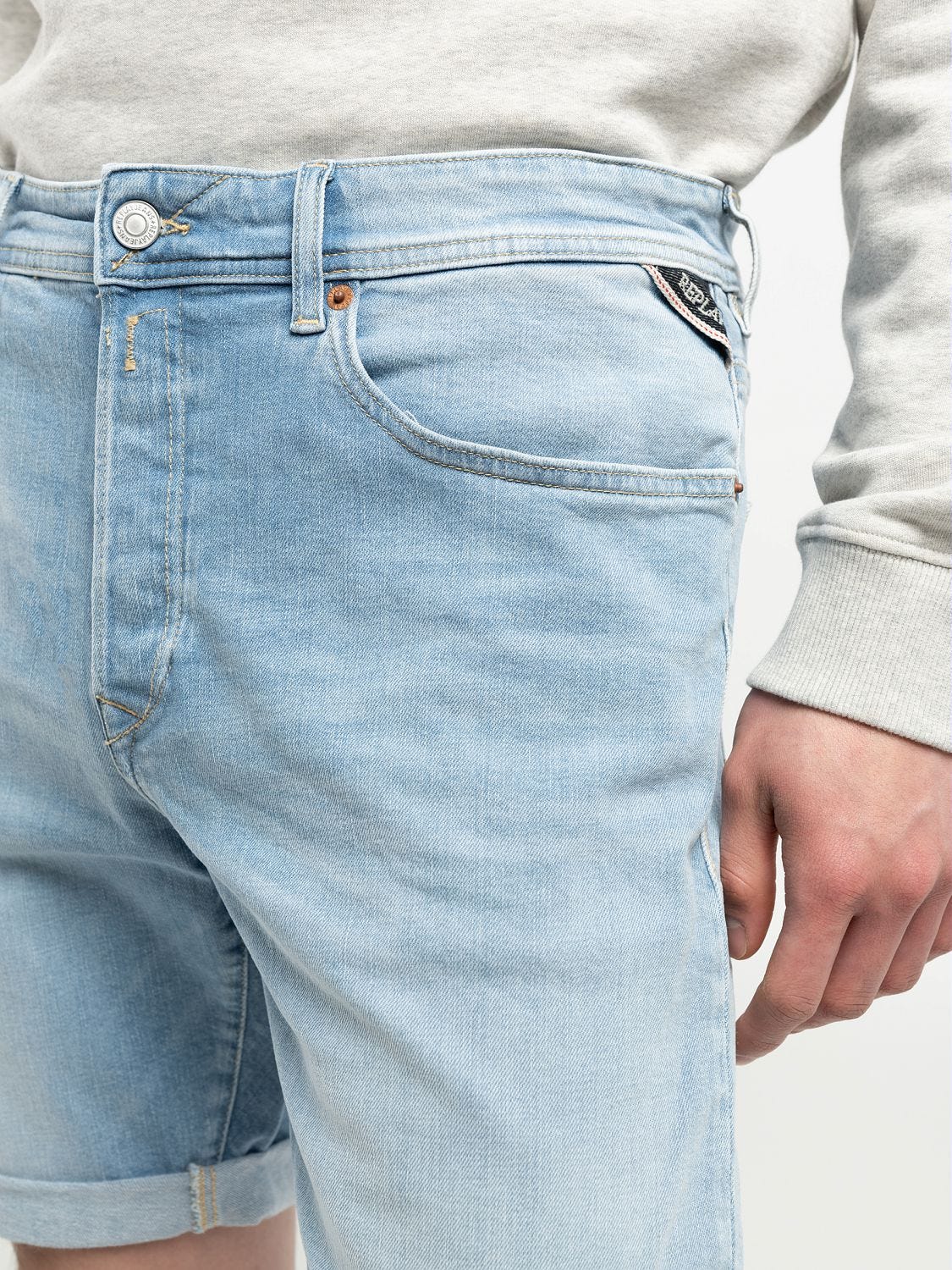 送料込★REPLAY★MA981Y.000.573B848 ジーンズショート Rbj.981 tapered-fit shorts Light blue | Replay Jeans