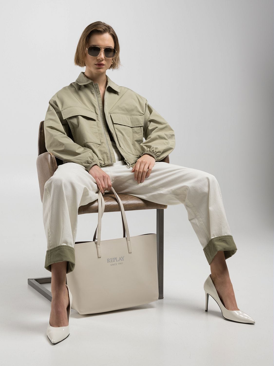 海外ブランドアウトレット通 maxi-pockets with jacket Cropped Light Jeans Replay | sage ジャケット・アウター