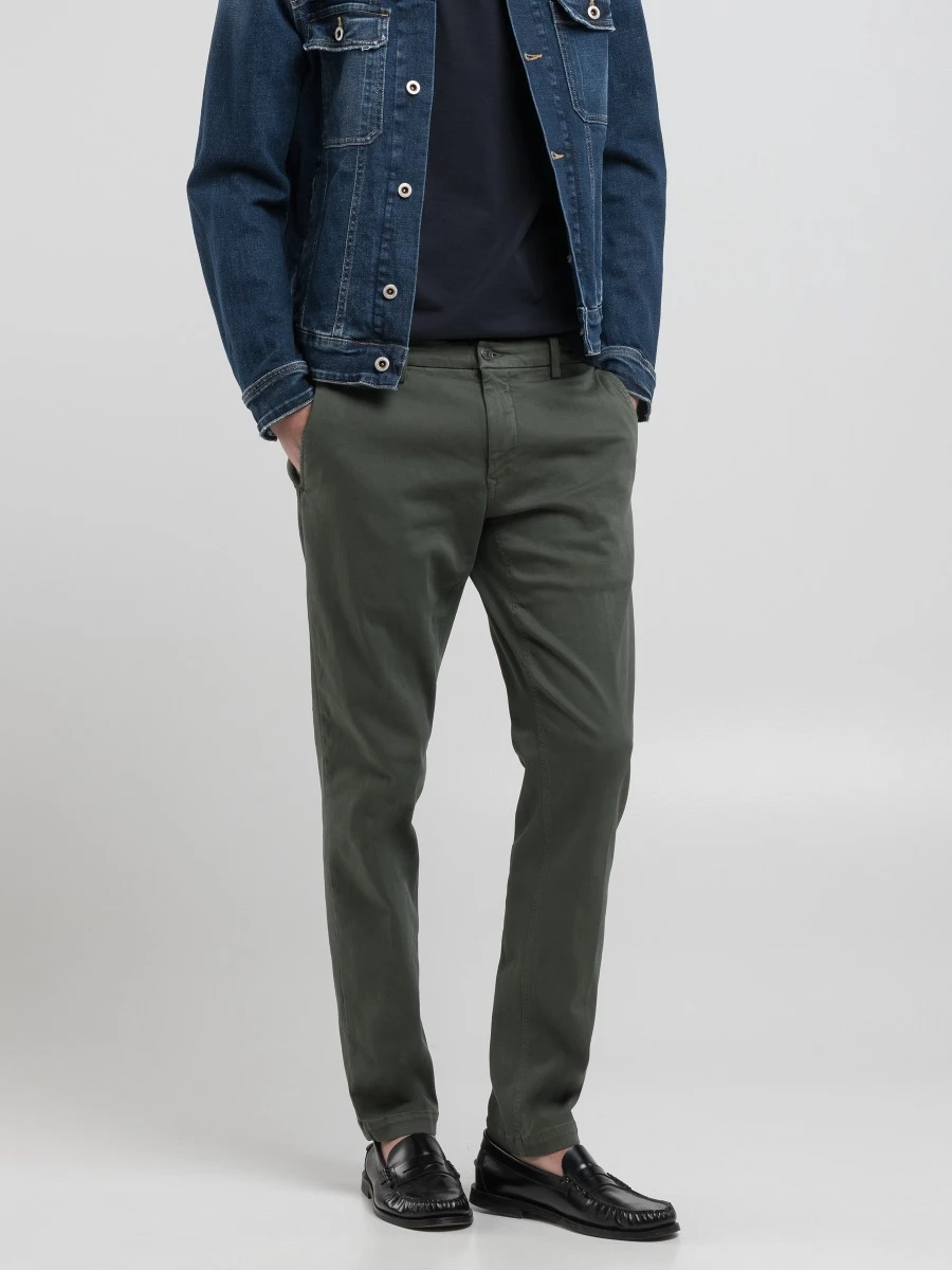 REPLAY BENNI REGULAR-FIT CHINO JEANS M9722E.000.8366197 MILITARY GREEN.. 2